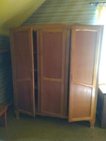 Garde-robe 3 portes en bois léger. beschikbaar voor biedingen