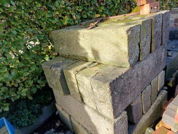 Gratis betonnen borduurstenen  beschikbaar voor biedingen