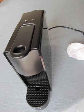 Nespresso Essenza Mini Black, Enlèvement, Comme neuf, Dosettes et capsules de café, Réservoir d'eau amovible