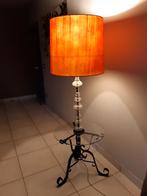 Lampadaire moderne vintage du milieu du siècle avec table, Maison & Meubles, Lampes | Lampadaires, Comme neuf, Enlèvement ou Envoi