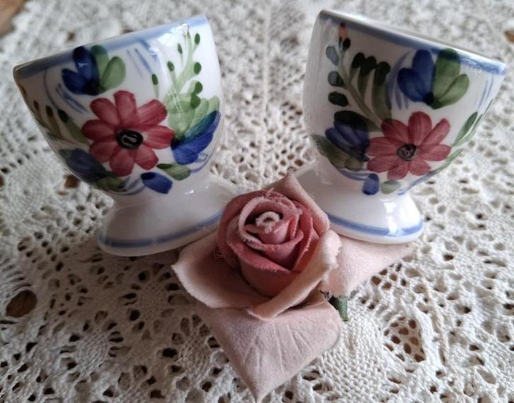 2 Oude handbeschilderde eierdopjes, bloemen, Antiek en Kunst, Curiosa en Brocante, Ophalen of Verzenden