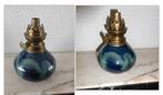 PORSELEINEN LAMP OP PETROL H 18 CM zonder wereldbol, Verzamelen, Overige Verzamelen, Gebruikt, Ophalen of Verzenden