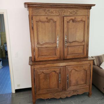 18e eeuwse eikenhouten kast beschikbaar voor biedingen