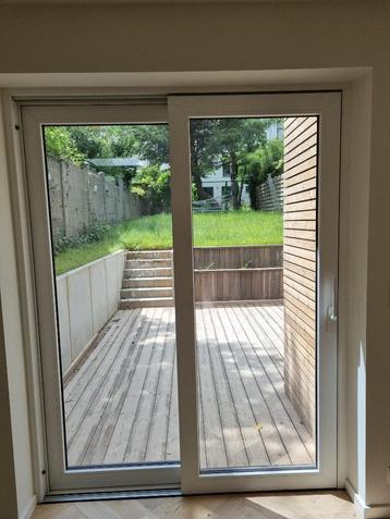  NIEUWE PVC-kozijnen met dubbele beglazing en velux beschikbaar voor biedingen