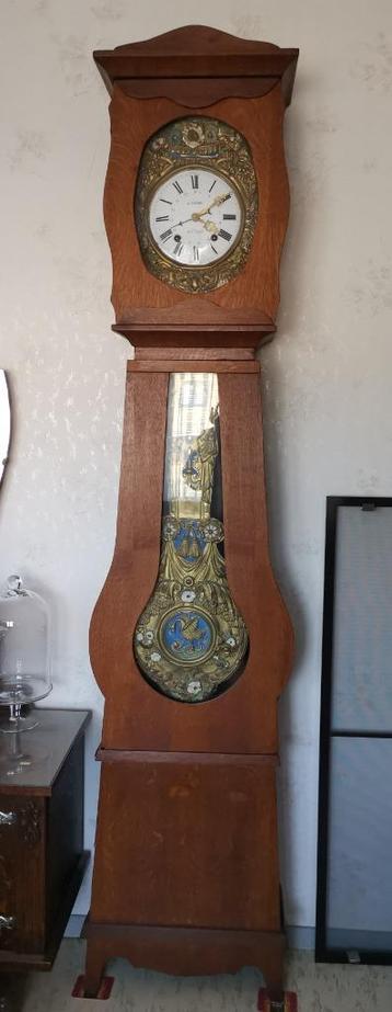 Belle horloge française à boîtier long "pendule" disponible aux enchères