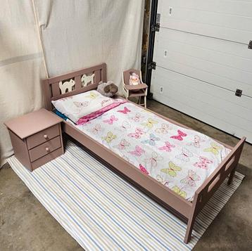 IKEA kinderbed en het geüpcyclede nachtkastje, Kinderen en Baby's, Kinderkamer | Bedden, Ophalen, Zo goed als nieuw, Matras
