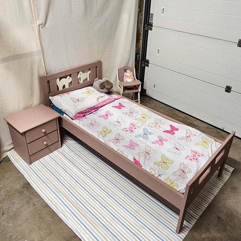 IKEA kinderbed en het geüpcyclede nachtkastje, Kinderen en Baby's, Kinderkamer | Bedden, Zo goed als nieuw, Matras, Ophalen