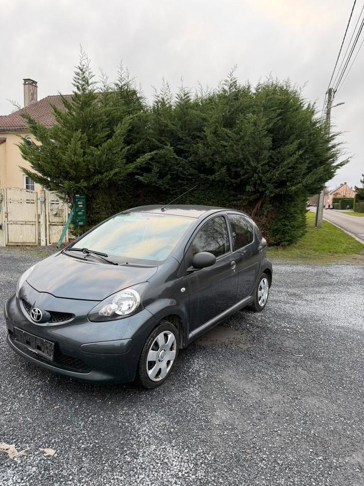 Toyota Aygo // 5 portes // 105.000km, Autos, Toyota, Particulier, Aygo, Essence, Euro 4, Berline, 5 portes, Boîte manuelle, Argent ou Gris