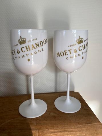 2 moet et chandon ‘glazen’’ / bekers  beschikbaar voor biedingen