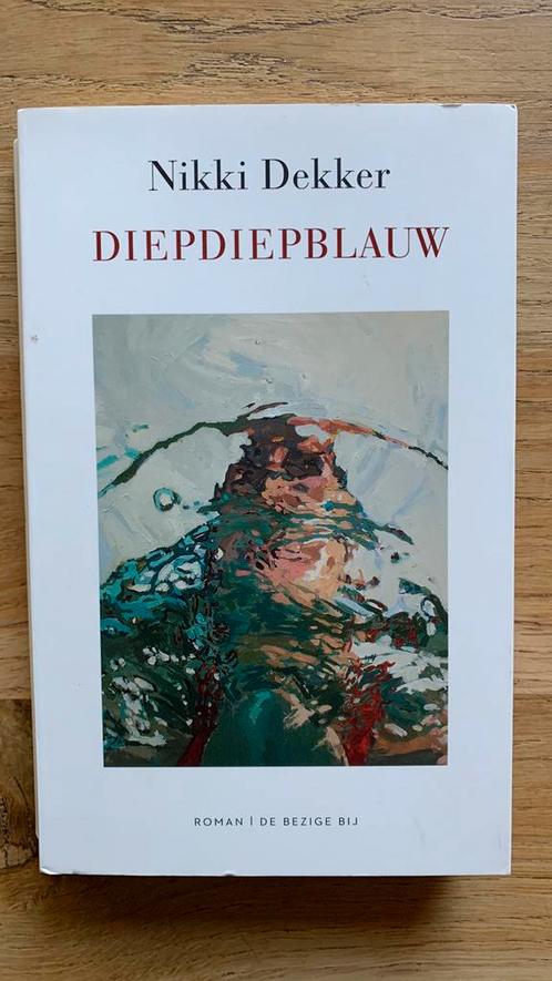 Nikki Dekker - diepdiepblauw, Boeken, Literatuur, Zo goed als nieuw, Ophalen of Verzenden