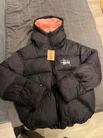 stussy jas maat L, Kleding | Heren, Jassen | Winter, Ophalen, Nieuw, Maat 52/54 (L), Oranje