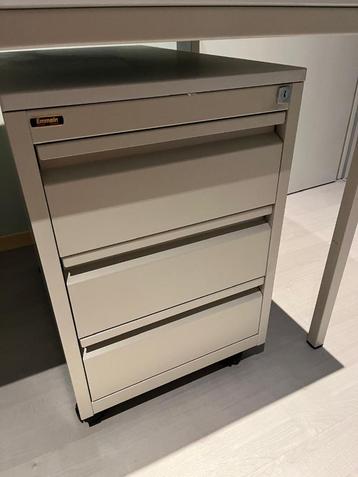 Ladenkast bureau beschikbaar voor biedingen
