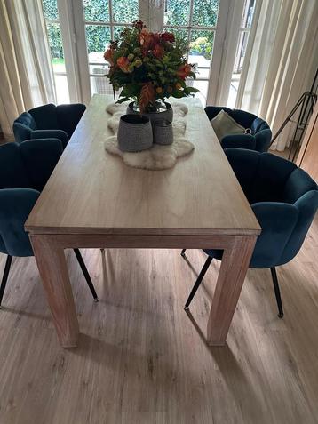 Practige eettafel met disign stoelen  ook apert te koop beschikbaar voor biedingen