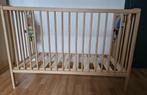Houten baby bed + matras + matrasbeschermer, Kinderen en Baby's, Kinderkamer | Bedden, Ophalen, Zo goed als nieuw, Minder dan 140 cm