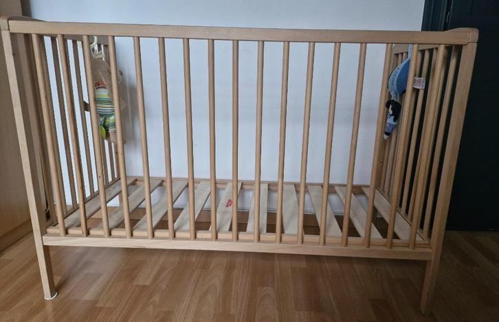Houten baby bed + matras + matrasbeschermer, Kinderen en Baby's, Kinderkamer | Bedden, Zo goed als nieuw, Minder dan 140 cm, Minder dan 70 cm
