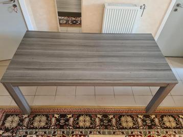 Mooie rechthoekig eettafel  beschikbaar voor biedingen