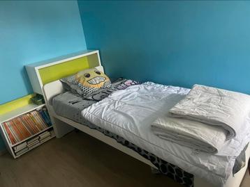 Kinderbed + boekenkast beschikbaar voor biedingen