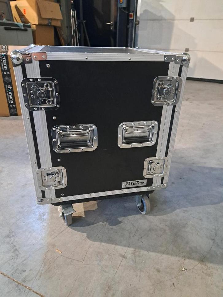 Flight-case Flyht Pro 12 unités sur roulettes, Musique & Instruments, Boîtiers & Valises, Utilisé, Flight case, Enlèvement