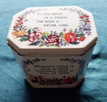 Vintage blikken koekjesdoos ‘Monday’s child’  beschikbaar voor biedingen