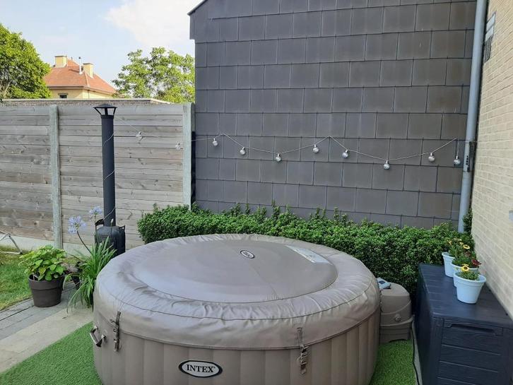 Intex opblaasbare jacuzzi, Tuin en Terras, Bubbelbaden en Hottubs, Zo goed als nieuw, Opblaasbaar, Afdekzeil, Grondzeil, Filter