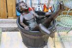 Fontein: een kind in een bronzen waterstraalbassin, Tuin en Terras, Ophalen of Verzenden, Nieuw, Overige materialen, Fontein