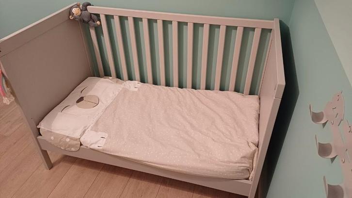 Baby/peuterbed Ikea met matras en beddengoed, Kinderen en Baby's, Kinderkamer | Bedden, Zo goed als nieuw, Minder dan 140 cm, Minder dan 70 cm