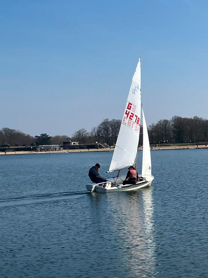 420 zeilboot met trailer, Watersport en Boten, Open zeilboten, Gebruikt, Overige typen, 3 tot 6 meter, Polyester, Geen motor, Ophalen