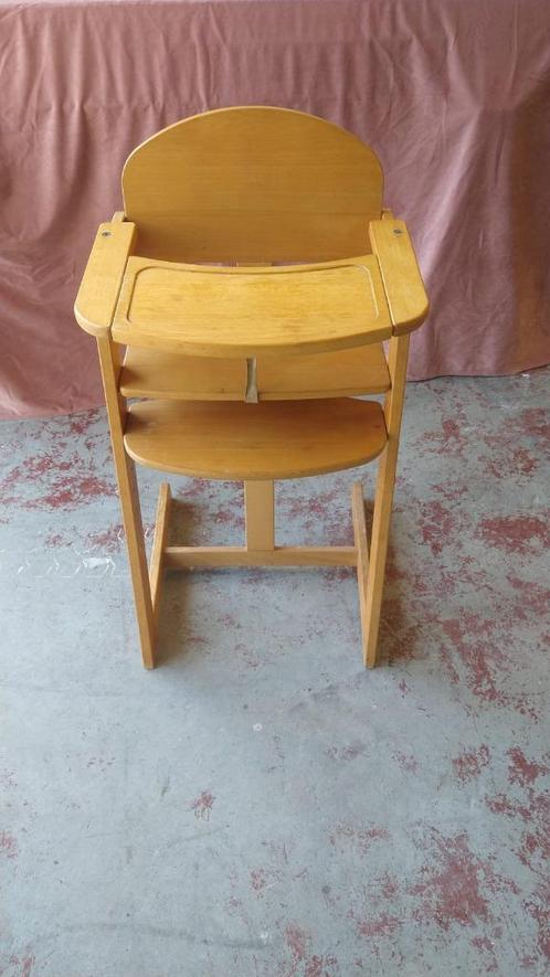houten kinder eetstoel, Kinderen en Baby's, Kinderstoelen, Zo goed als nieuw, Meegroeistoel, Aanschuifbaar, Afneembaar eetblad