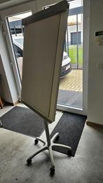 Flipchart op stevig onderstel met 5 draaiwielen., Ophalen