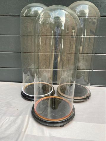 Glazen vintage stolpen rond en ovaal beschikbaar. beschikbaar voor biedingen