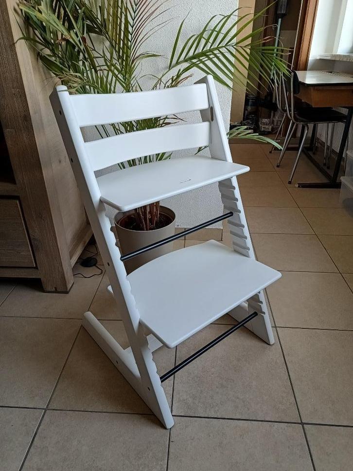 TrippTrapp wit, Kinderen en Baby's, Kinderstoelen, Zo goed als nieuw, Meegroeistoel, Aanschuifbaar, Afneembaar eetblad, Gordel(s)