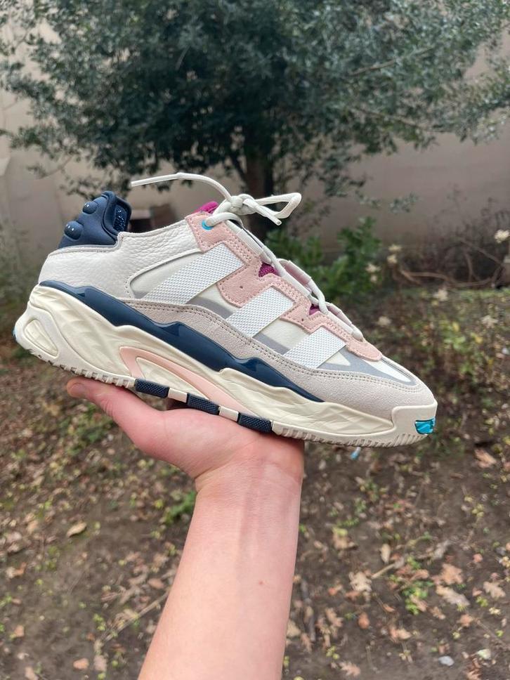 Adidas Niteball « Cream White Pink », Kleding | Heren, Schoenen, Zo goed als nieuw, Sneakers, Ophalen