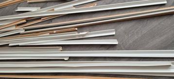 Vouwhoeken MDF (totale lengte van 30m) beschikbaar voor biedingen