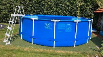 Zwembad te koop met zandfilter en warmtepomp beschikbaar voor biedingen