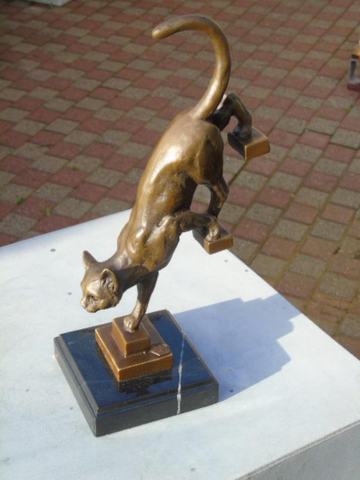 Een kat op de trap in brons gesigneerd., Antiek en Kunst, Antiek | Brons en Koper, Brons, Ophalen