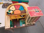 Fisher Price Vintage Garage Parking Ramp Service Center #930, Kinderen en Baby's, Ophalen of Verzenden, Zo goed als nieuw