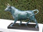 Een stier in bronzen pat-vert op een gesigneerde sokkel, Ophalen, Brons