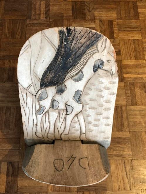 Art africain chaise en bois gravé avec une girafe., Antiquités & Art, Antiquités | Meubles | Chaises & Canapés, Enlèvement ou Envoi