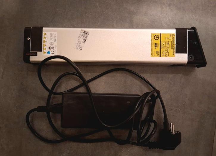 Decathlon e-tilt 500 opvouwbare fietsbatterij en oplader, Fietsen en Brommers, Fietsaccessoires | Fietsaccu's, Zo goed als nieuw