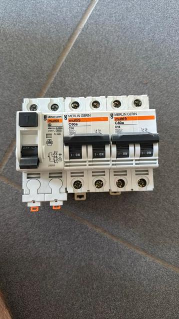 Différentiel Merlin Gerin + 2 16A automatique, Hobby & Loisirs créatifs, Composants électroniques, Enlèvement ou Envoi, Comme neuf