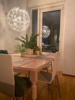Lampadaire IKEA MASKROS, sur pied.