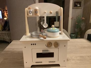 Houten speelgoed fornuis met attributen (38x30 cm) beschikbaar voor biedingen