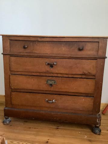Dressoir met drie laden  beschikbaar voor biedingen
