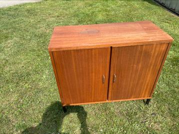 Vintage kastje met 2 deurtjes beschikbaar voor biedingen