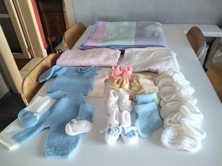 2 draps housse-couverture-layette et chaussons tricot bébé, Enfants & Bébés, Chambre d'enfant | Linge de lit, Comme neuf, Autres couleurs