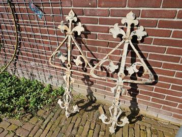 2 antieke gesmede muurankers Hoog 1.10 meter Breed 52 cm  beschikbaar voor biedingen