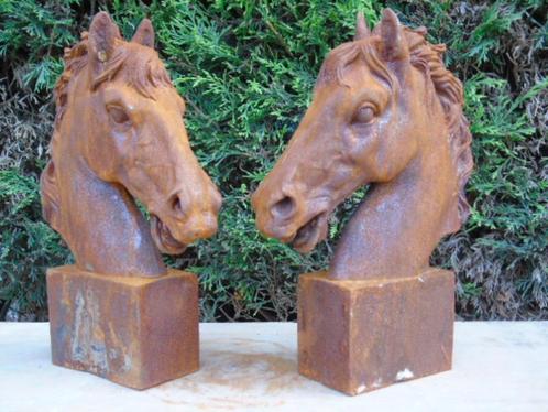 Paardenbuste (2) in verroest gietijzer met rechthoekige basi, Tuin en Terras, Tuinwanddecoratie, Nieuw, Ophalen