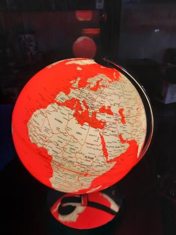 Wereldbol met verlichting beschikbaar voor biedingen