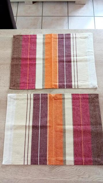 2 stoffen placemats van 50 x 36 cm  beschikbaar voor biedingen