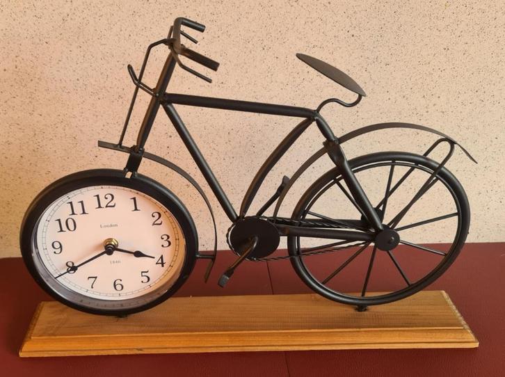 Decoratieve klok in de vorm van een fiets, Huis en Inrichting, Woonaccessoires | Klokken, Zo goed als nieuw, Staande klok, Analoog